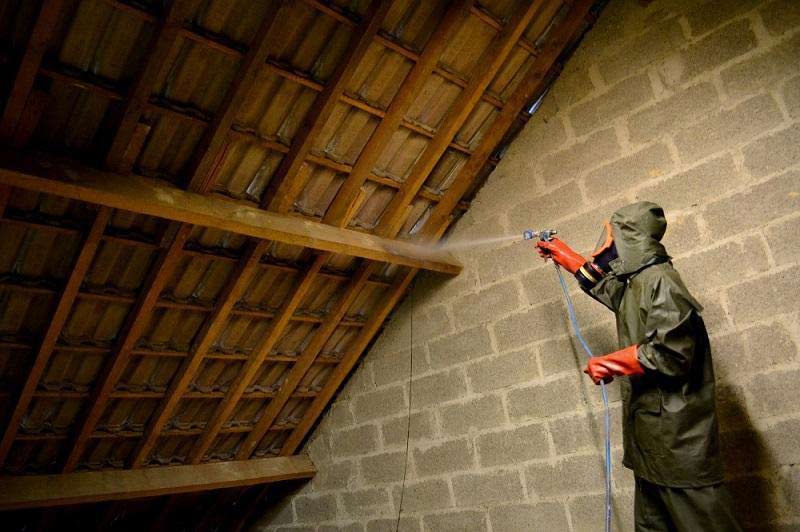 Rénovation de charpente - PROEDDY COUVREUR 72 : En tant que couvreur charpentier sur LE MANS dans LA SARTHE (72), nous réalisons la rénovation de charpente en bois avant la pose de couverture. Traitement des bois, boiseries et des menuiseries de charpente. Spécialistes des traitements du bois préventifs et curatifs des charpentes sur LE MANS dans LA SARTHE (72)