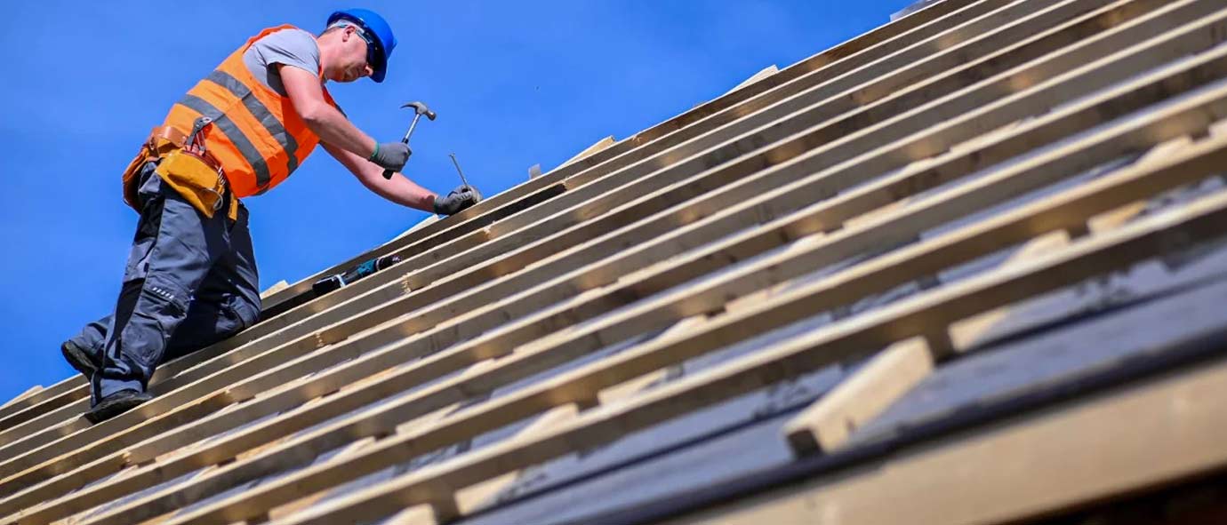 Rénovation de charpente - PROEDDY COUVREUR 72 : En tant que couvreur charpentier sur LE MANS dans LA SARTHE (72), nous réalisons la rénovation de charpente en bois avant la pose de couverture. Traitement des bois, boiseries et des menuiseries de charpente. Spécialistes des traitements du bois préventifs et curatifs des charpentes sur LE MANS dans LA SARTHE (72)