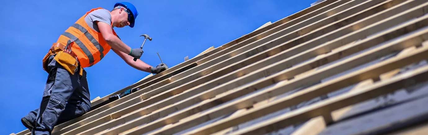 Rénovation de charpente - PROEDDY COUVREUR 72 : En tant que couvreur charpentier sur LE MANS dans LA SARTHE (72), nous réalisons la rénovation de charpente en bois avant la pose de couverture. Traitement des bois, boiseries et des menuiseries de charpente. Spécialistes des traitements du bois préventifs et curatifs des charpentes sur LE MANS dans LA SARTHE (72)