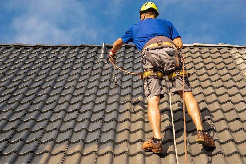 Nettoyage toiture - PROEDDY COUVREUR 72 : artisan couvreur sur LE MANS et les alentours dans LA SARTHE (72) : Entretien de toiture : Nettoyage toiture, démoussage, traitement anti mousse par pulvérisation toiture, peinture hydrofuge toit sur LE MANS et les alentours dans LA SARTHE (72)