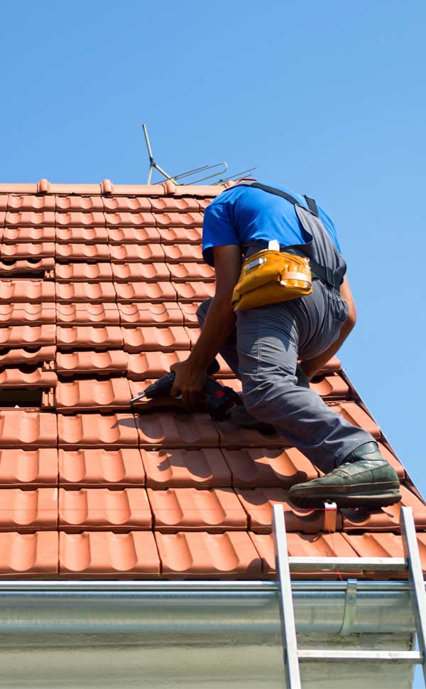 PROEDDY COUVREUR 72 : artisan couvreur sur LE MANS et les alentours dans LA SARTHE (72).. Votre spécialiste en travaux de nettoyage de toiture, traitement par pulvérisation toiture, peinture hydrofuge toiture, couverture, zinguerie, étanchéité toit plat terrasse, isolation toit combles, rénovation de charpente, traitement des bois, ravalement peinture façade et nettoyage des extérieurs sur LE MANS et les alentours dans LA SARTHE (72).