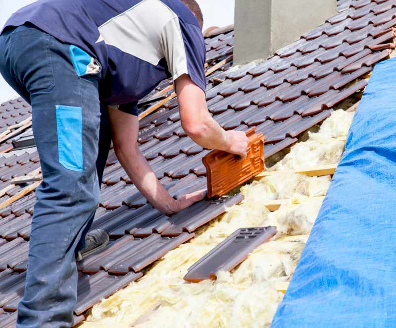 Travaux de couverture et zinguerie - PROEDDY COUVREUR 72 : artisan couvreur, zingueur sur LE MANS dans LA SARTHE (72). Pose et rénovation de couverture et faîtage. Intervention rapide en cas de fuite d’eau sur votre couverture. Travaux de zinguerie : installation, réparation rénovation de gouttière. intervention sur LE MANS et les alentours dans LA SARTHE (72).