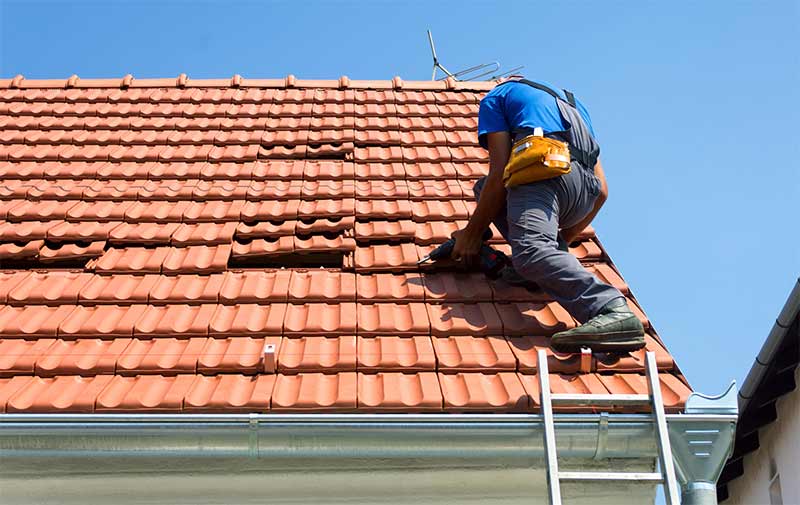 Travaux de couverture et zinguerie - PROEDDY COUVREUR 72 : artisan couvreur, zingueur sur LE MANS dans LA SARTHE (72). Pose et rénovation de couverture et faîtage. Intervention rapide en cas de fuite d’eau sur votre couverture. Travaux de zinguerie : installation, réparation rénovation de gouttière. intervention sur LE MANS et les alentours dans LA SARTHE (72).