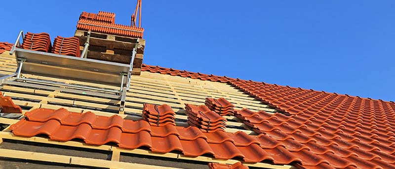 Travaux de couverture et zinguerie - PROEDDY COUVREUR 72 : artisan couvreur, zingueur sur LE MANS dans LA SARTHE (72). Pose et rénovation de couverture et faîtage. Intervention rapide en cas de fuite d’eau sur votre couverture. Travaux de zinguerie : installation, réparation rénovation de gouttière. intervention sur LE MANS et les alentours dans LA SARTHE (72).