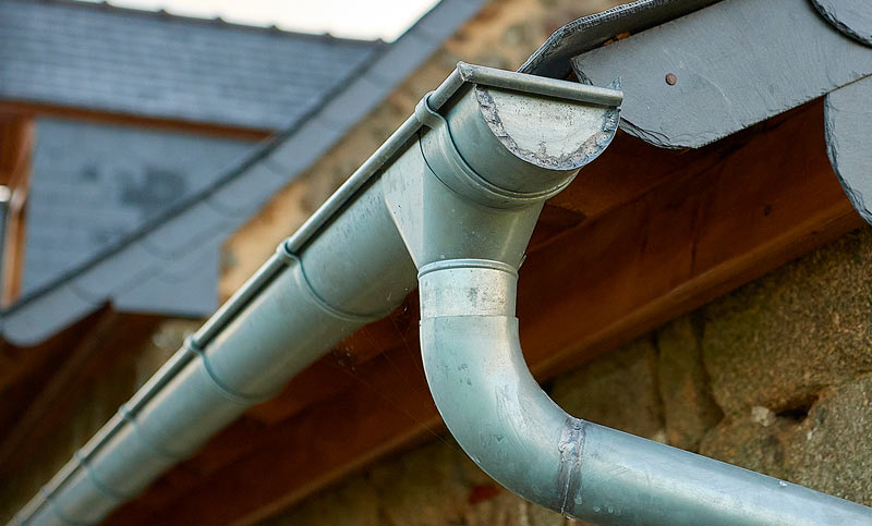 Travaux de couverture et zinguerie - PROEDDY COUVREUR 72 : artisan couvreur, zingueur sur LE MANS dans LA SARTHE (72). Pose et rénovation de couverture et faîtage. Intervention rapide en cas de fuite d’eau sur votre couverture. Travaux de zinguerie : installation, réparation rénovation de gouttière. intervention sur LE MANS et les alentours dans LA SARTHE (72).